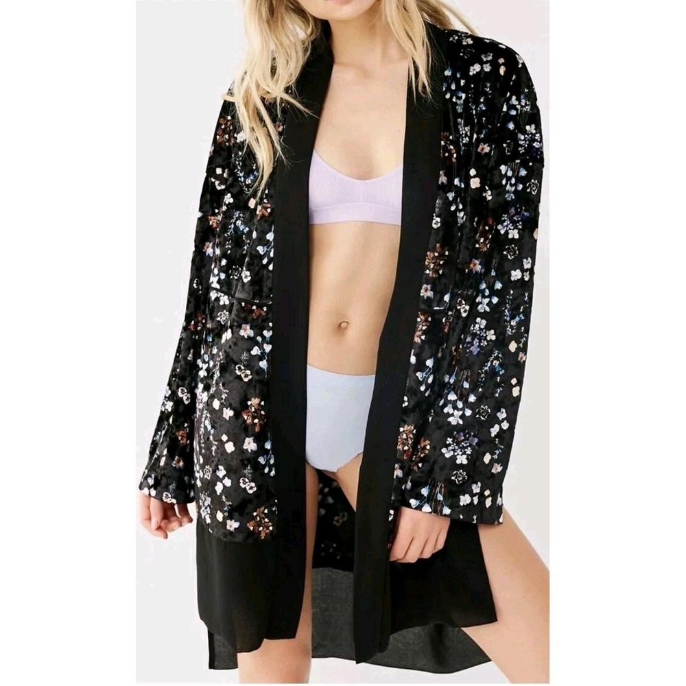 Out From Under-Urban‎ Black Floral Velvet Kimono Womens XS/S Boho Romantic Tunic